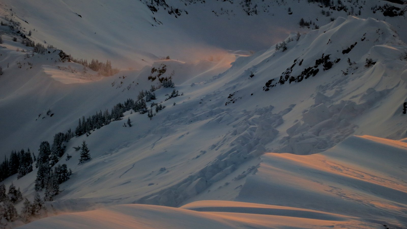 Large natural avalanche near Divide Peak